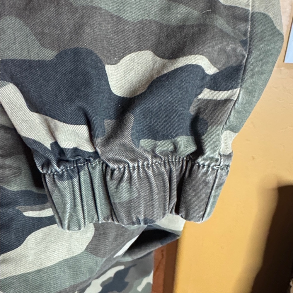 H&M Divided Camo Cargo Jogger Pants Elastic Waist Size 2 - Picture 8 of 11
